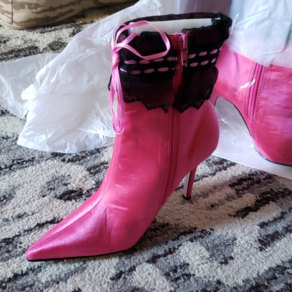 Pamela Anderson Satin and Lace High Heel Boots - Picture 5 of 8